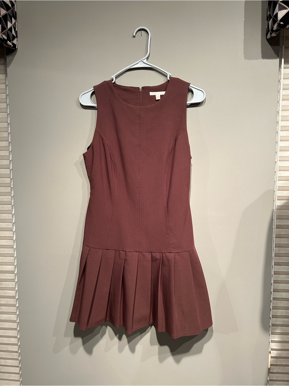 bebe Sleeveless Pleated Hem Dress in Mauve